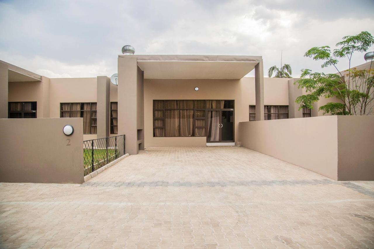 לוסקה Longhorn Executive Apartments מראה חיצוני תמונה